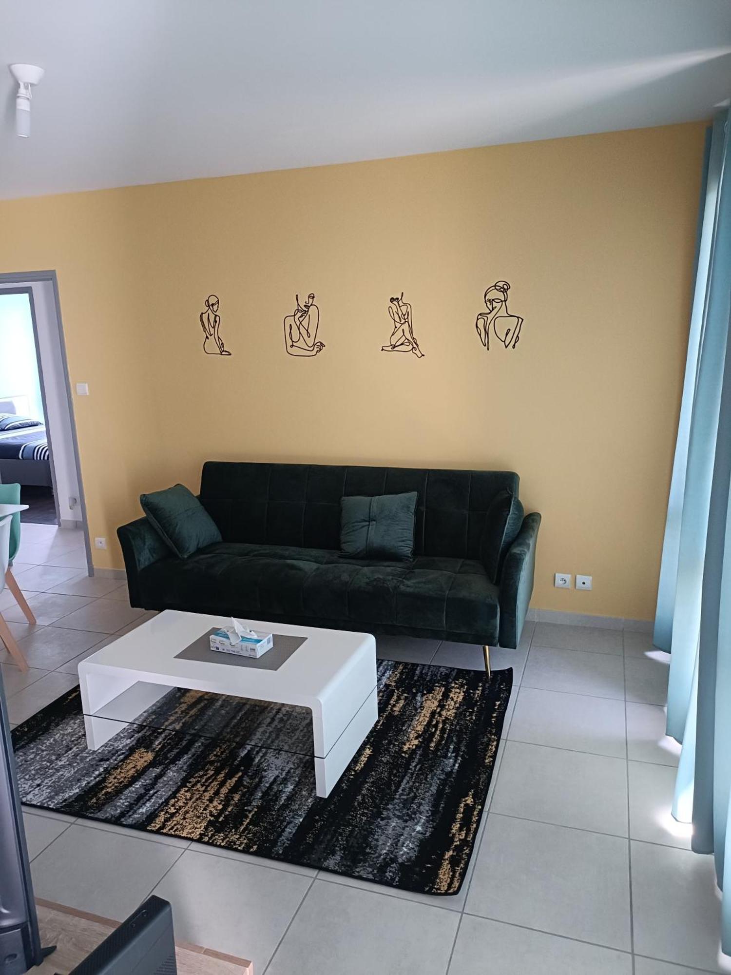 Apartment Centre, 6 Voyageurs *